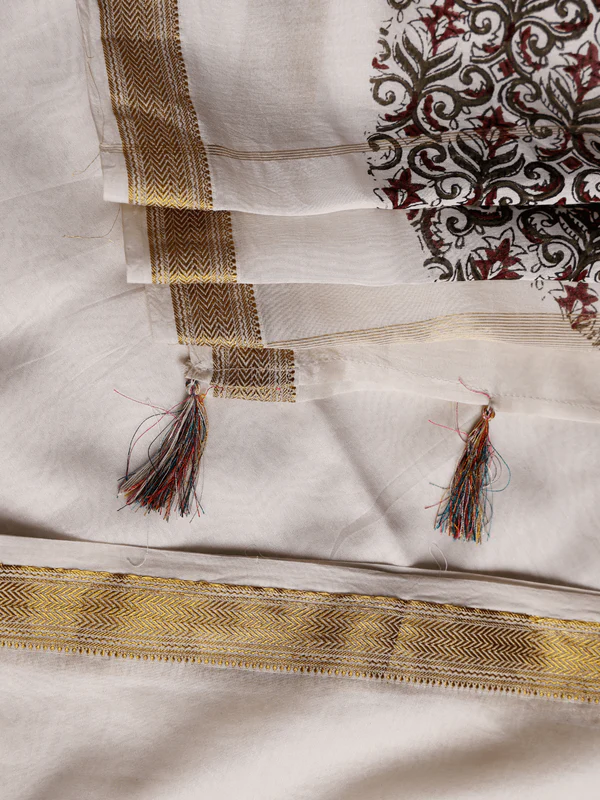 Off white Jamdani Khadi Cotton Saree With Printed Blouse
